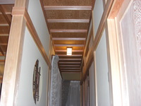 中廊下の天井は屋久杉貼り天井、長押も玄関より広縁に向かって回しています。