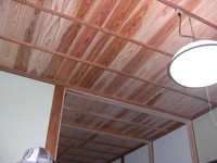 無垢の杉板で新しく張り替えた竿縁天井