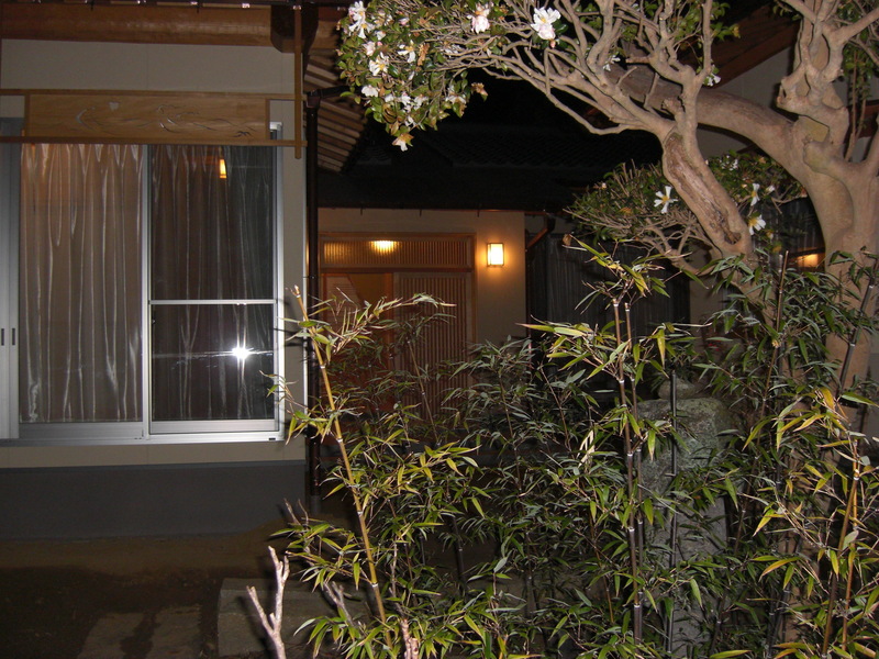夜の庭園から見た広縁と玄関(平屋)