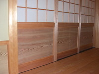 中廊下とリビングの境に設けた木製3枚引き込み戸です。腰板の杢目を見て下さい、1枚の杉板を3分割にしています。