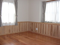 桜材無垢板フローリングに杉腰板を取り付けた洋室寝室です。