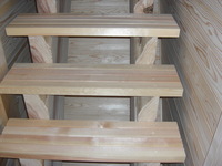 格子組の階段板と巾70cm厚み10cmの階段親板