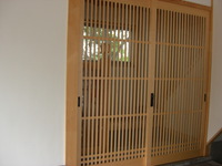 木製格子戸の玄関入口