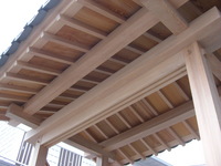 屋根板には秋田杉を使用しました。