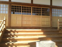 本堂入口正面の欅階段と総檜材の唐戸です。