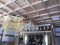 本堂の天井は、2尺角の秋田杉材で格天井にしました。