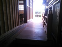 本堂と庫裏の間の廊下と階段になります。