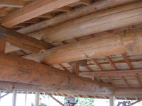 丸太で木組した写真上部から棟木、棟敷き材、天秤材、中置き材、梁財