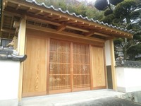 屋根板には、高知県産材柳瀬杉の柾目を使用しました。