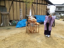 ５月18日笠岡市U邸の地鎮祭の様子です。４隅と中央に竹を立て縄を張り神主様が地鎮祭を執り行われました。明日からは基礎工事に入ります。