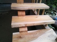 階段親板、小板は全て欅材の皮目をそのまま使用しました。