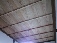 ４畳間の天井は、１尺1寸の竿天井貼りにしました。