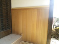 向拝玄関の腰には、杉の柾板を貼りました。