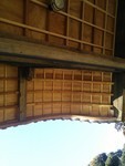 写真上側が向拝玄関格天井で、下側が唐破風屋根軒裏になります。