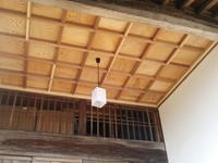 脇玄関天井は、１尺３寸角の格天井貼りにしました。