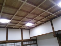 １２畳間の天井は、２尺角の格天井貼りにしました。