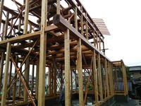 表側の大屋根桁材（桜花材）は、軒高の制限で二重組にしました。