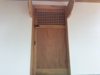 入口の木製建具は、腰板付き細格子戸にしました。