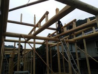 １６帖のリビング屋根裏の長さ７メートル、末口２０センチの梁（檜材）