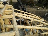 登り梁の上に大屋根の桁材を組んでいます。