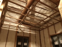 外壁と屋根部分は断熱効果があり、ウレタン吹付工法を行いました。