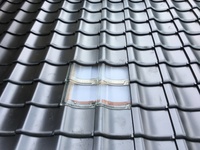 屋根は瓦葺きでトップライトのところは透明のガラス瓦を使用しています。