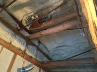 外壁と屋根裏には断熱性の高い、ウレタン吹付工法をしました。