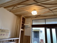 玄関の天井は木天井、竿を曲げたりして、アクセントのある天井にしました。