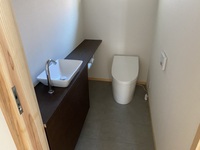 トイレ　床はタイル仕上げ、便器はTOTOのネオレストAH１カウンターもおしゃれな感じになっています。