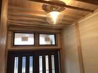 玄関天井は木天井で入るときに和を感じられます。