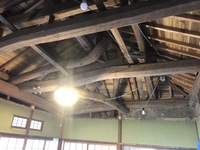 天井裏の様子、現在では見られない木組みで施工されてました。