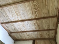 竿縁天井、天井板には木の動きが激しい板を使用、迫力のある天井に。