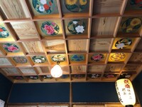 完成⑤　格子天井の天井板の一部を金クロスを貼り、入室した人が、わっと驚くような仕様になりました。