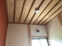 トイレの天井、木天井にしました。きれいな仕上がりです。