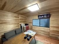 部屋は約7帖間　天井と壁は杉板張りにして木のぬくもりを感じれます。